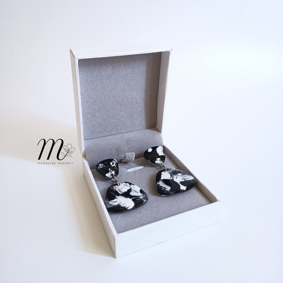 Svartvit - Black and White Resin Earrings