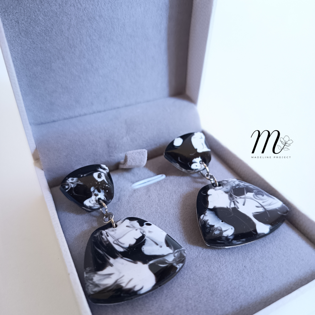 Svartvit - Black and White Resin Earrings