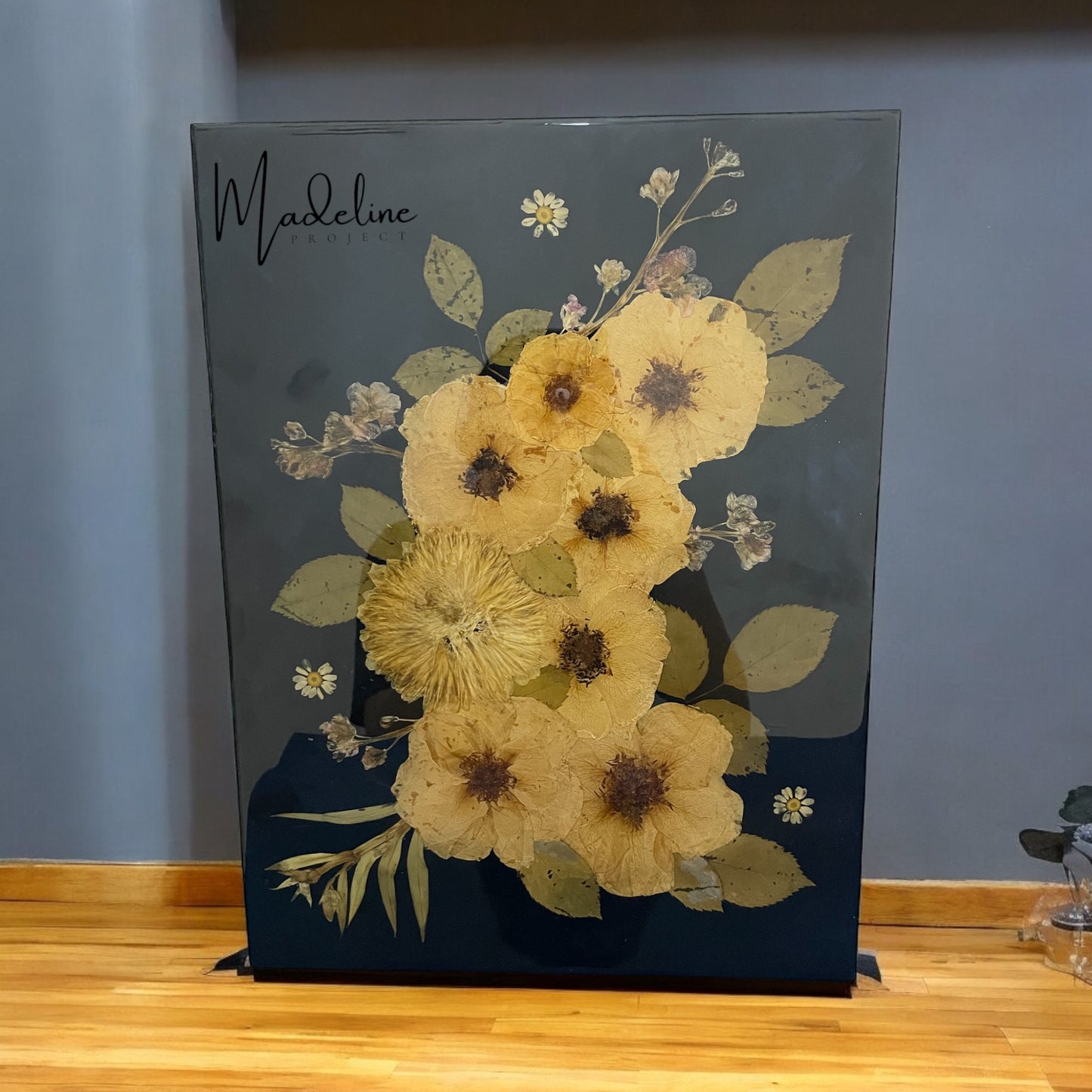 Pressed Flower Resin Art – Golden Bloom Display Panel