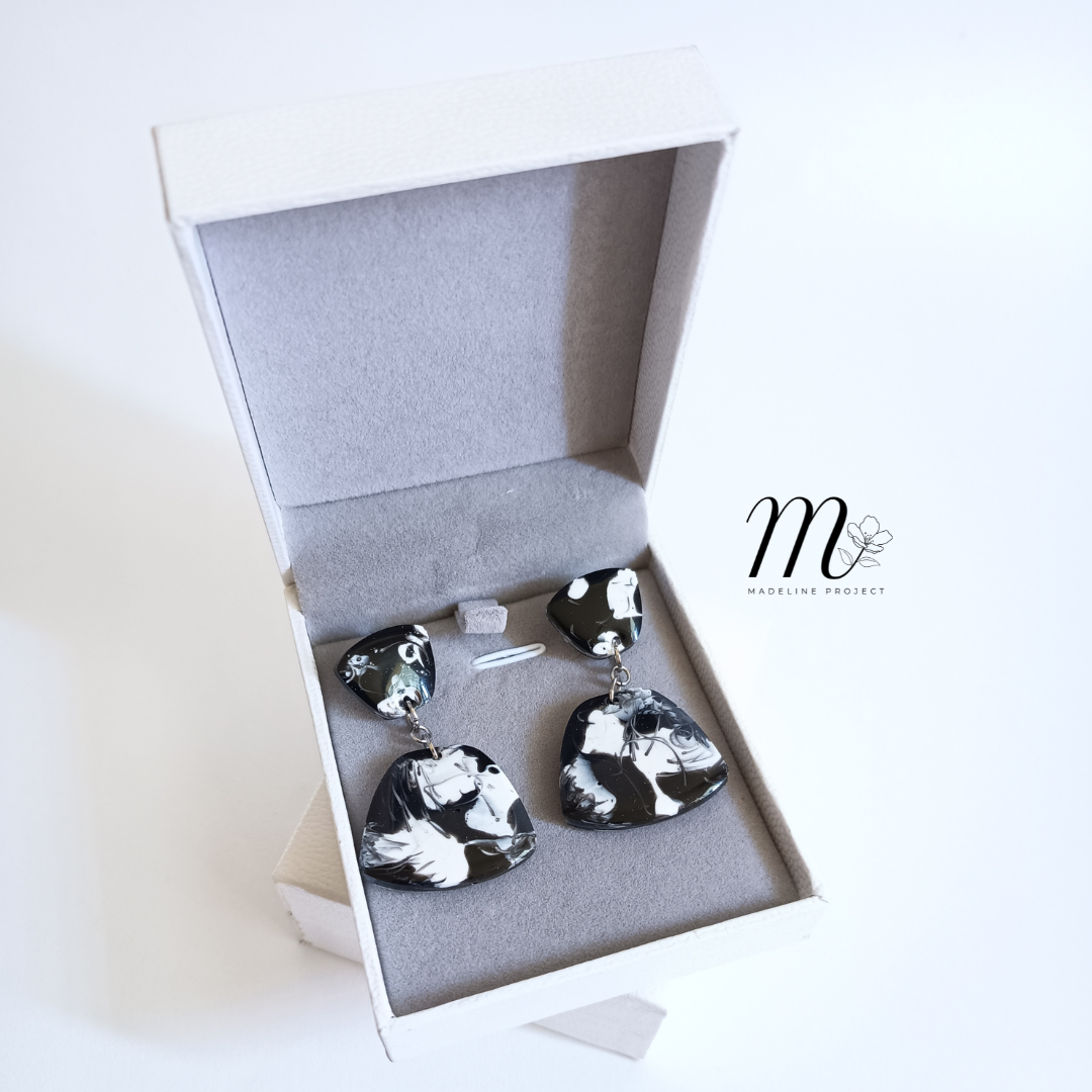 Svartvit - Black and White Resin Earrings